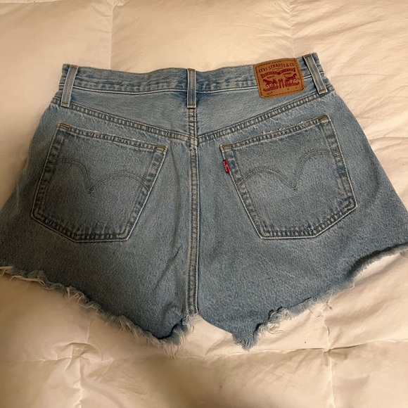 LEVI’S DENIM SHORTS - Picture 3 of 6